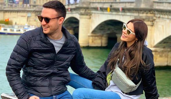 Hatice Şendil və prodüser həyat yoldaşı Burak Sağyaşar birlikdə Fransaya gediblər